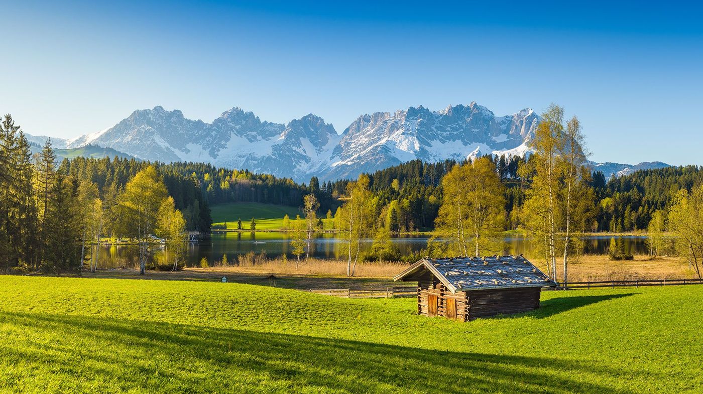 Paysage alpin face aux montagnes enneigées à Kitzbühel - Autriche