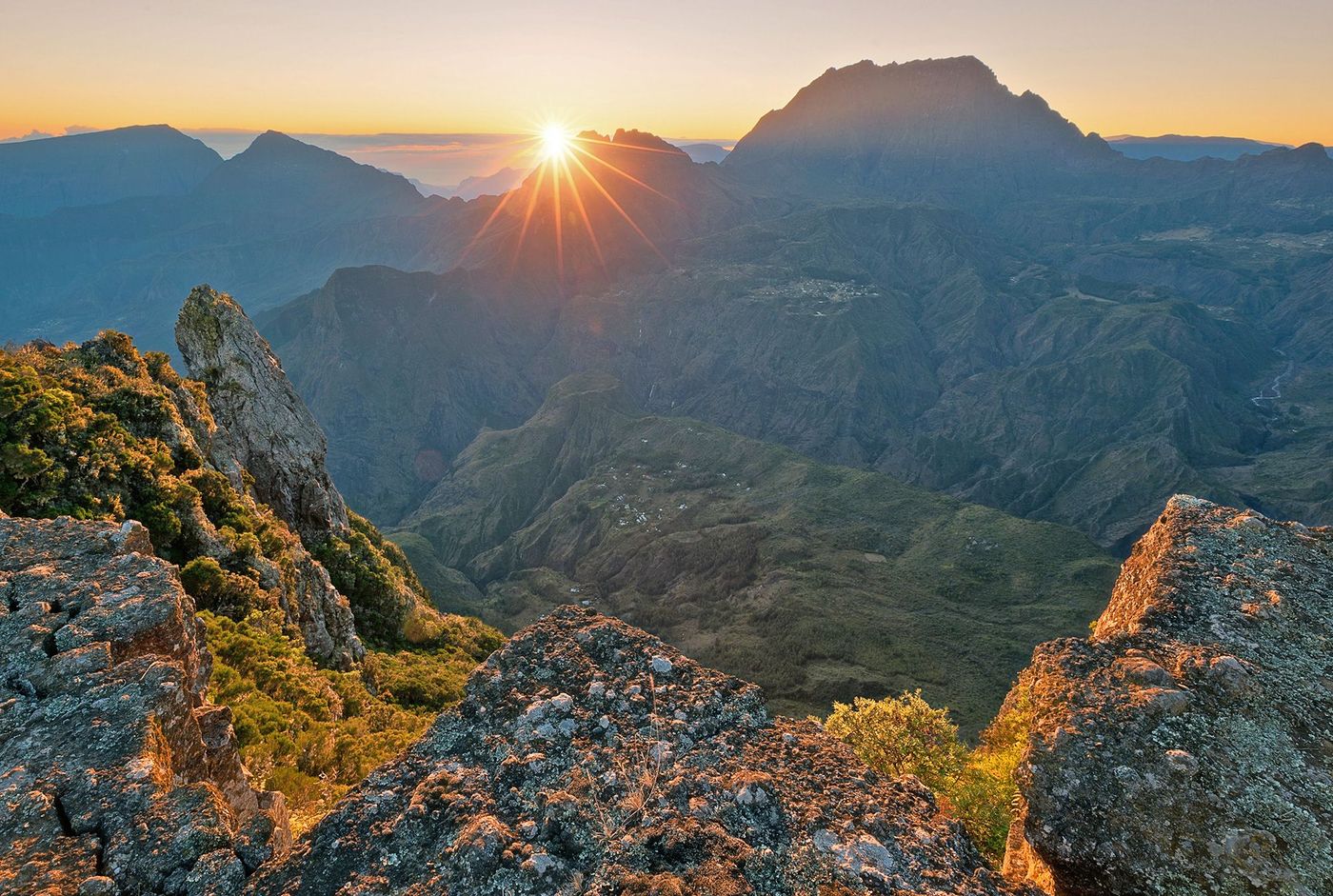 La Réunion Lever de soleil sur Mafate depuis le Maïdo