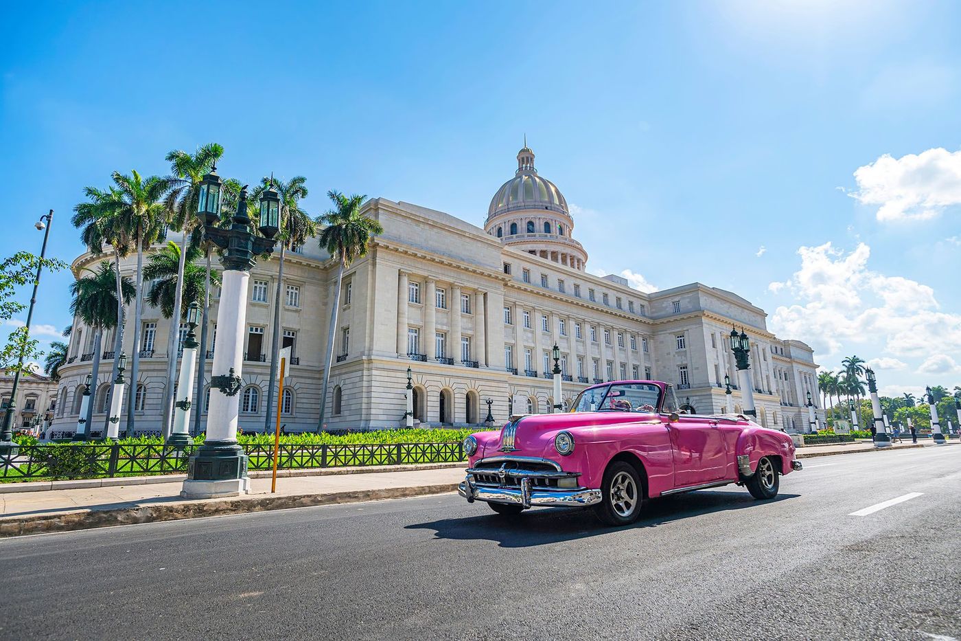 Voiture vintage devant le Capitole, dans la vieille ville de La Havane