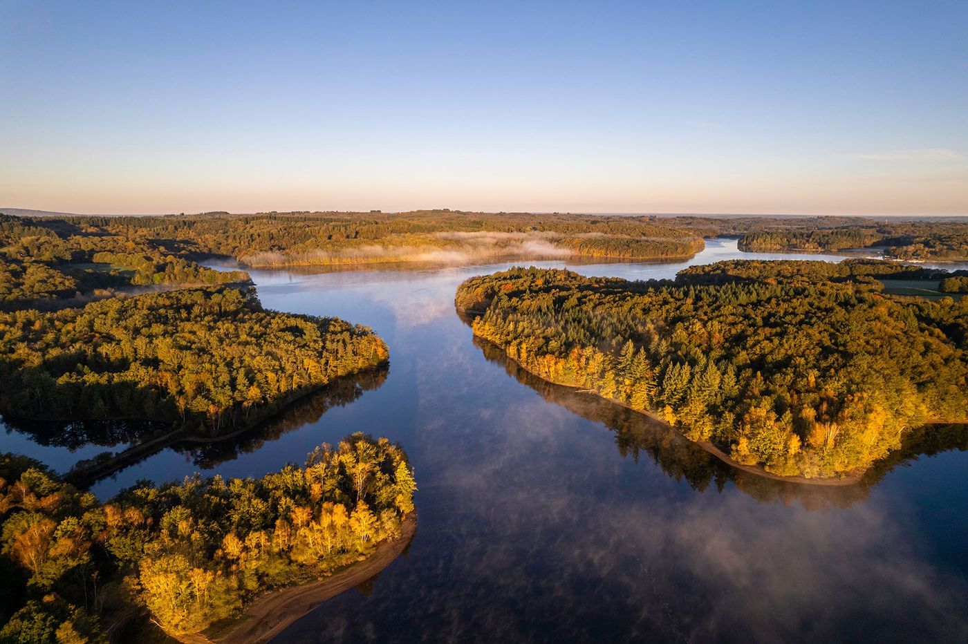 Vue aérienne du lac de Saint Pardoux au lever du soleil en automne - Limousin (France)