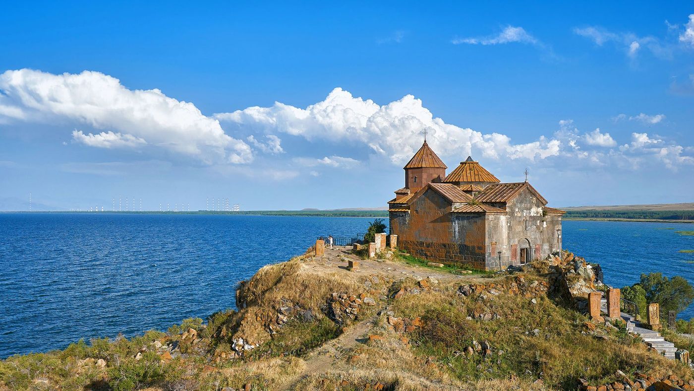 Monastère de Hayravank face au lac Sevan - Arménie