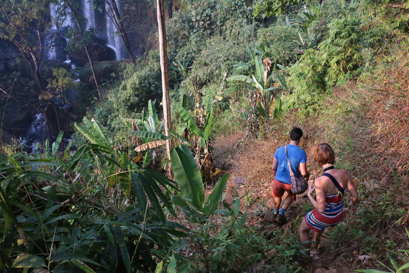 Laos Descente vers une des chutes de Tad Tayicsua