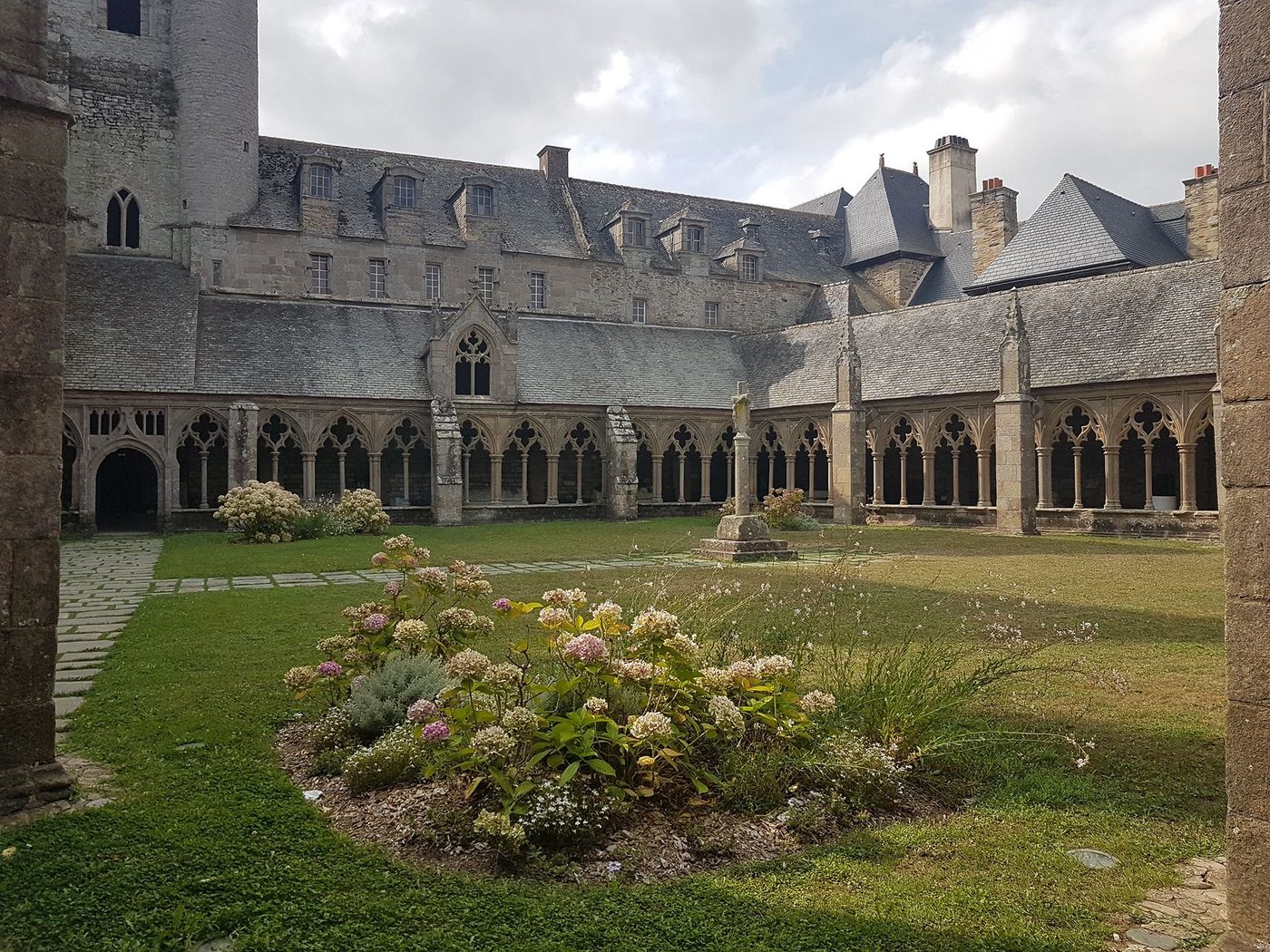 Le cloître de la cathédrale de Saint-Pol-de-Léon
