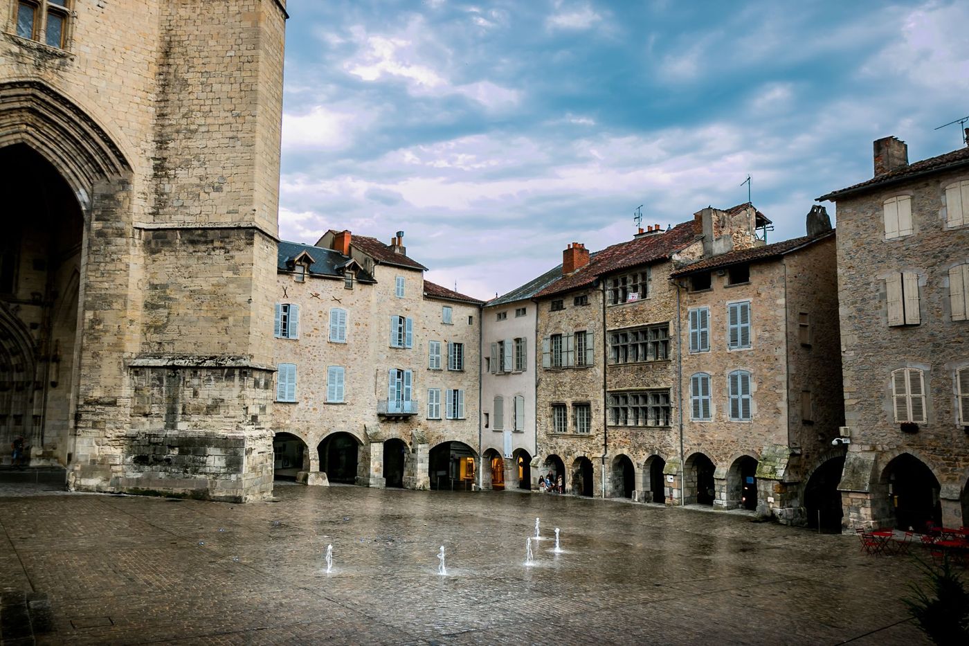 Le Collégiale et la place Notre-Dame de Villefranche-de-Rouergue -