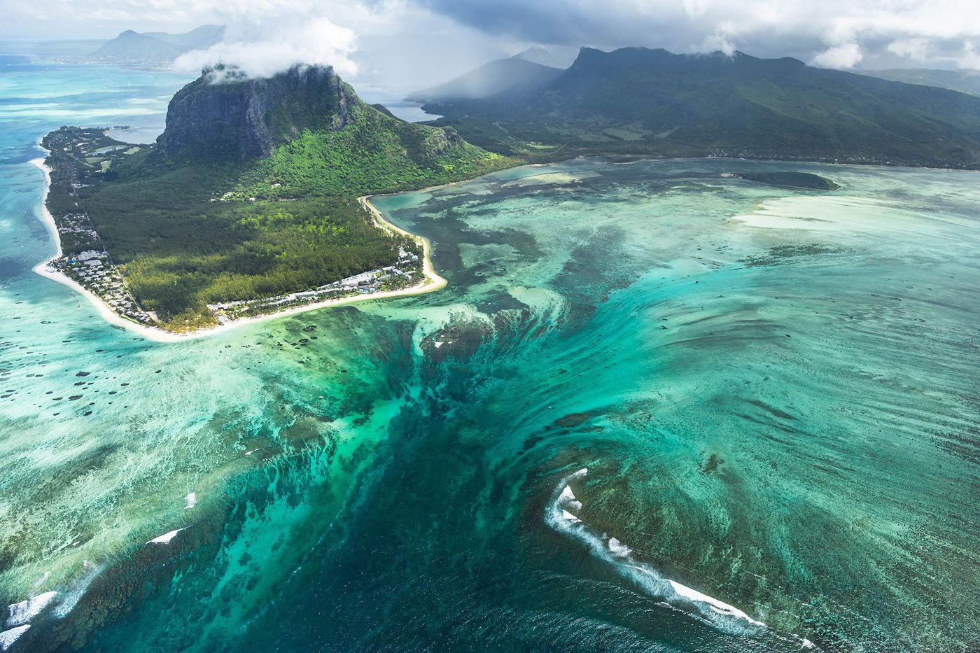 Lagon et cascade sous-marine près du Morne Brabant à Maurice