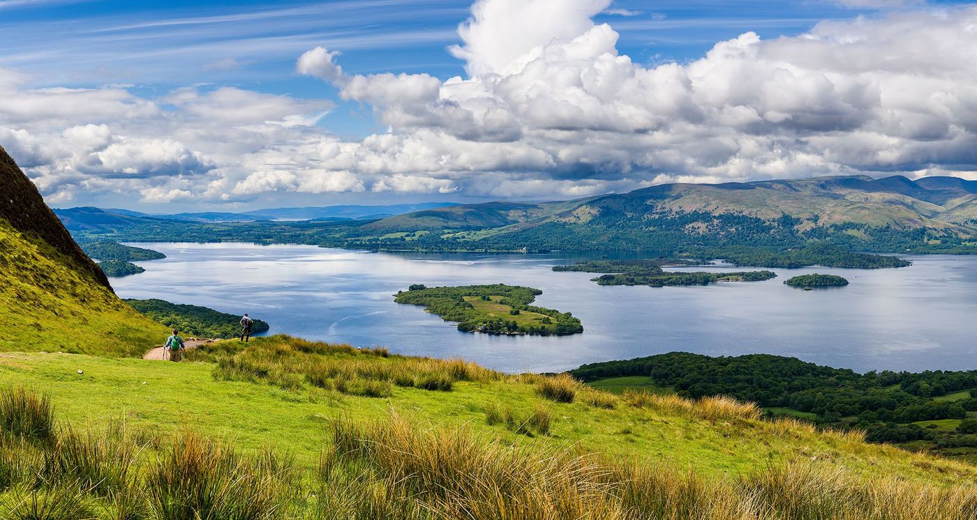Randonneurs descendant Conic Hill vers le Loch Lomond - Ecosse