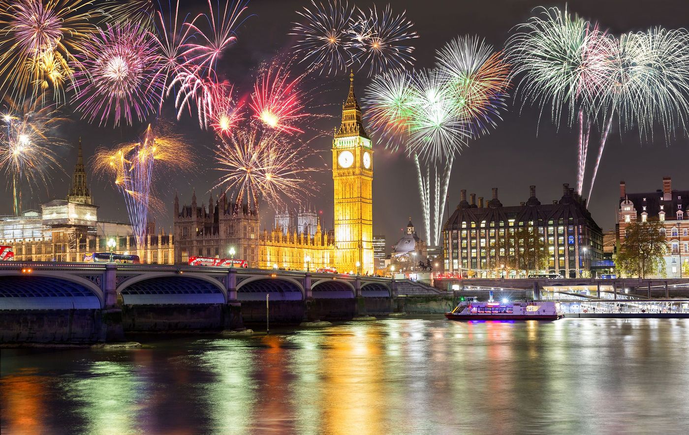 Feux d'artifice sur Big Ben et le pont de Westminster à Londres