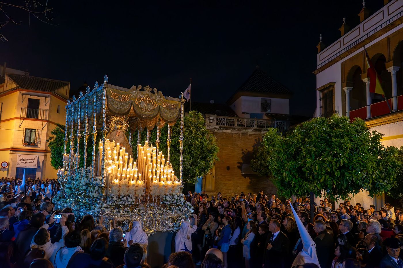palio de la Virgen de los ángeles de la hermandad de los negritos en la semana santa de Sevilla