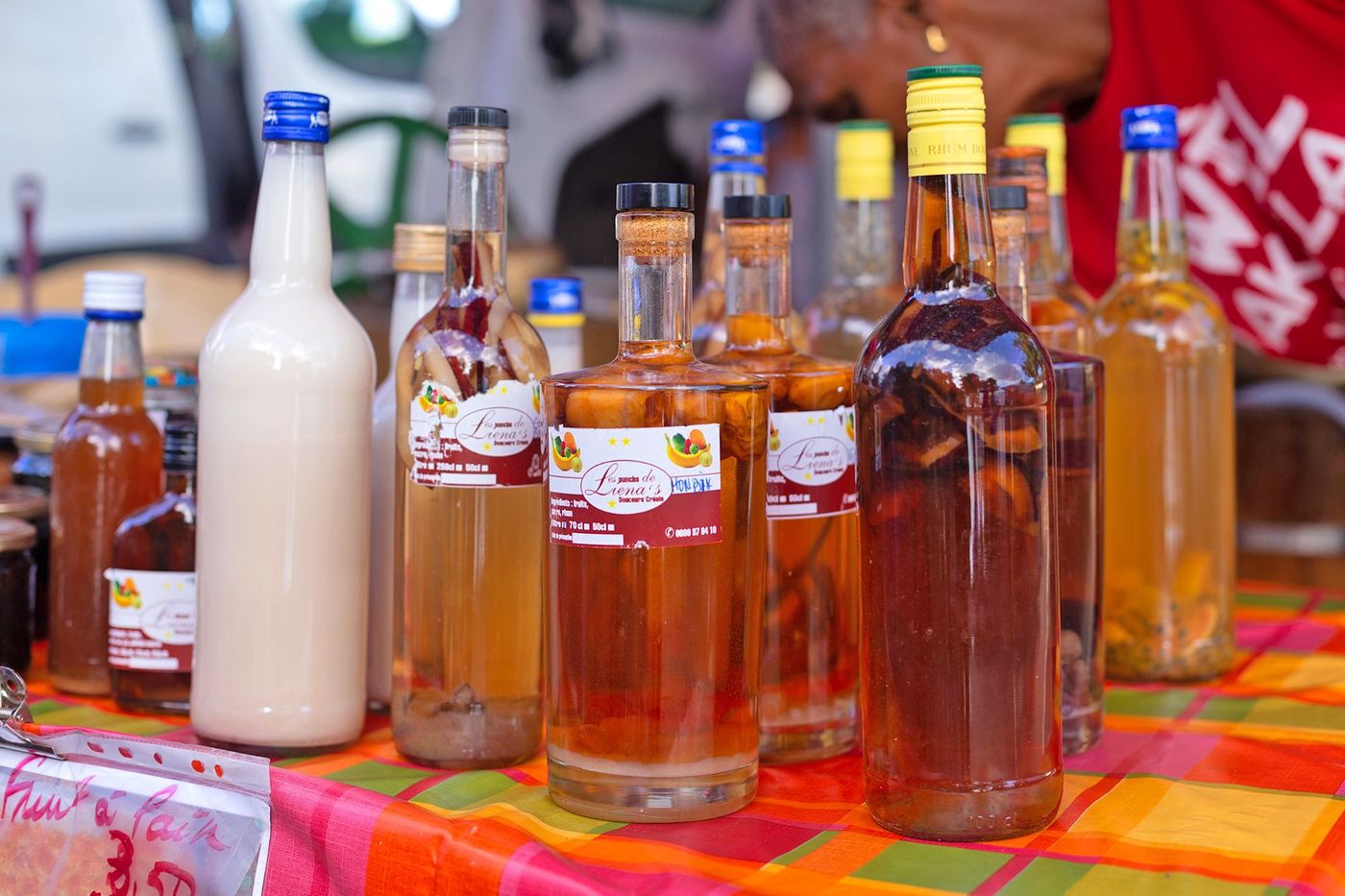 Marché nocturne - bouteilles de rhum arrangé