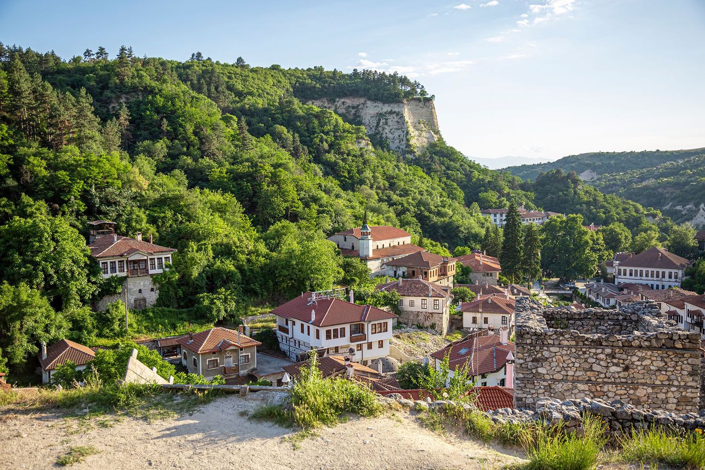 Rue typique et maisons anciennes dans la ville historique de Melnik - Bulgarie               
