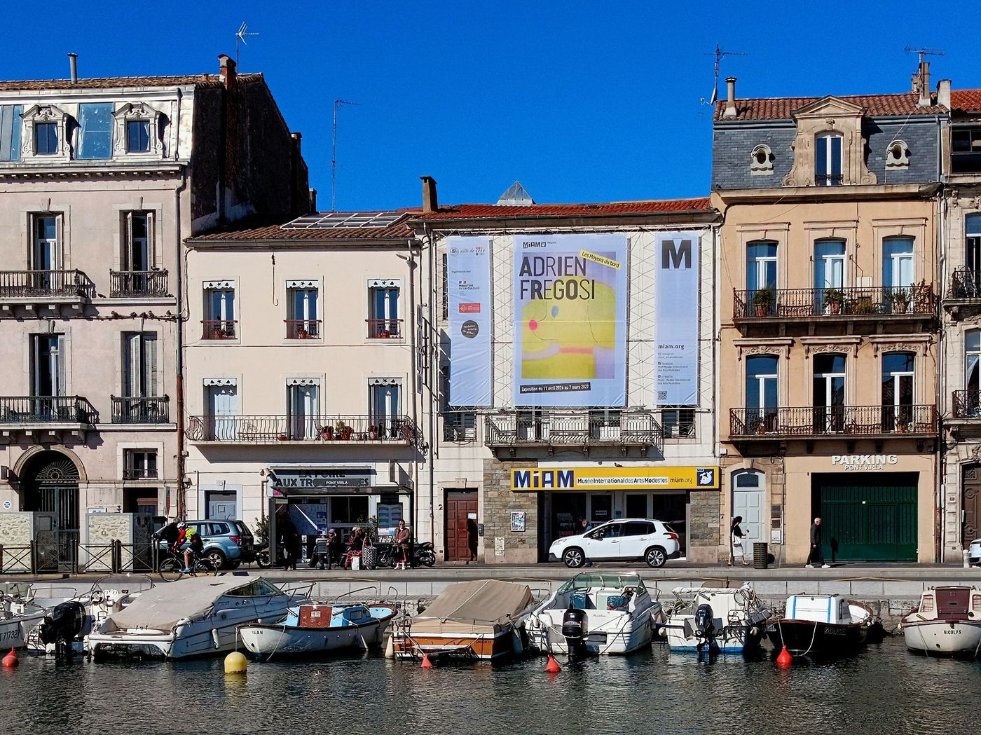 Devanture et visuel de l'exposition du Musée des Arts Modestes à Sète