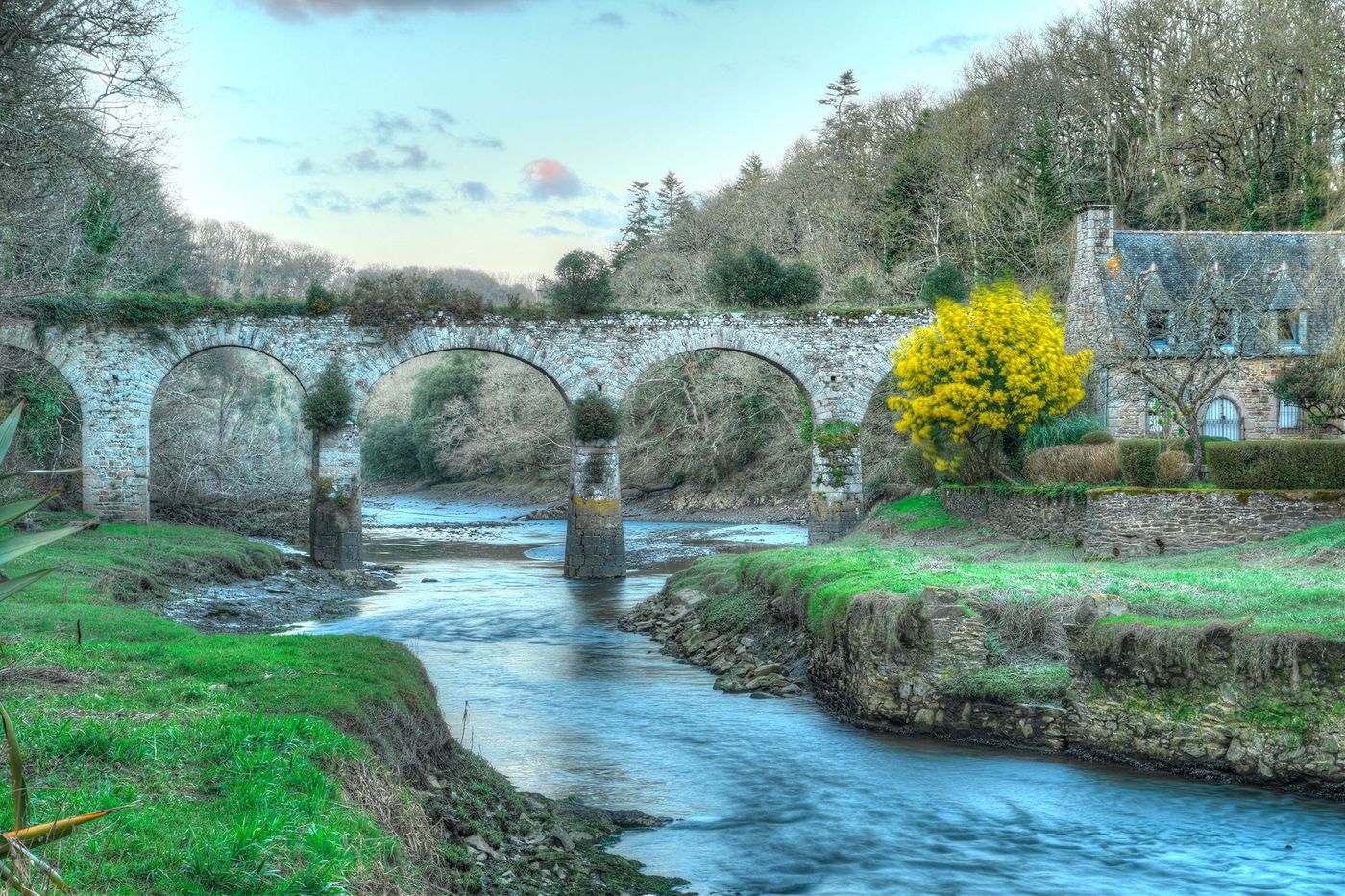 Le vieil aqueduc du Guindy en Bretagne Côtes d'Armor