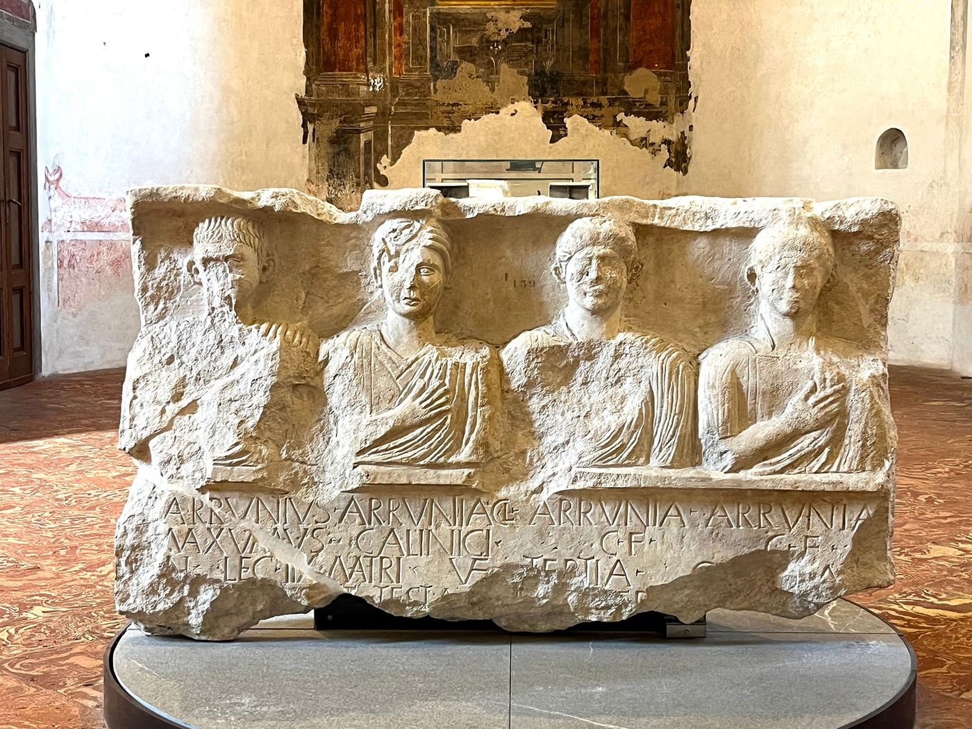 musée archéologique - stèle des Arruntii