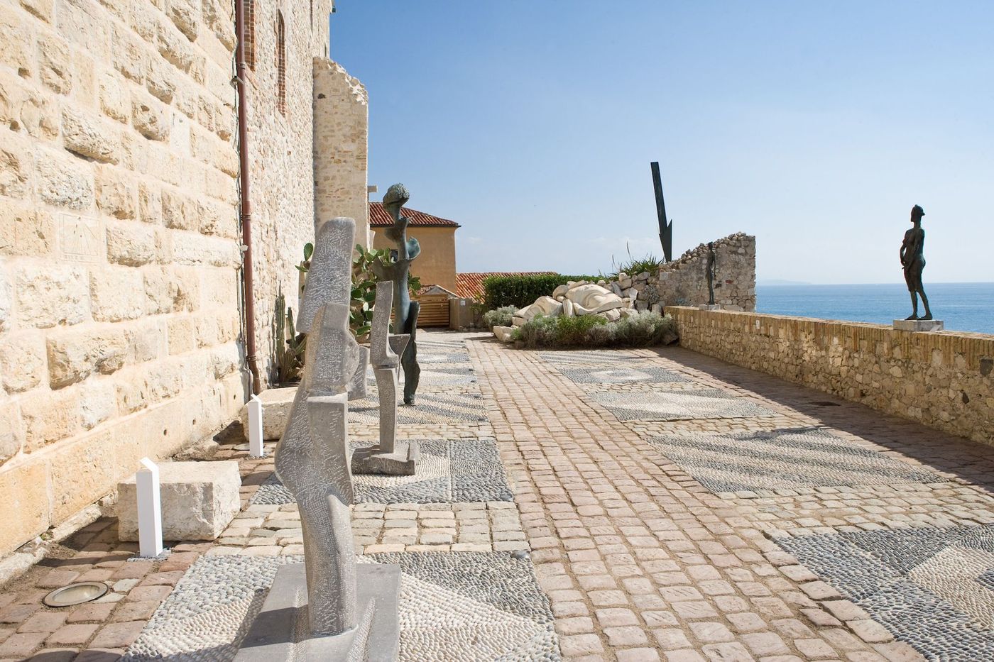 Musée Picasso - sculptures sur la terrasse