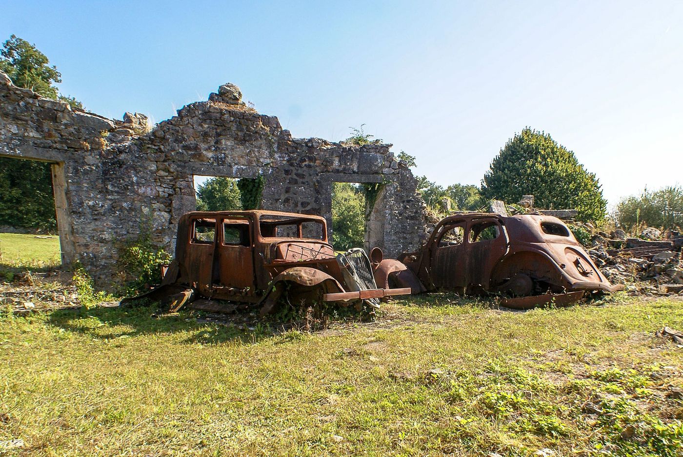 Epaves de voitures à Oradour-sur-Glane dans le Limousin - France