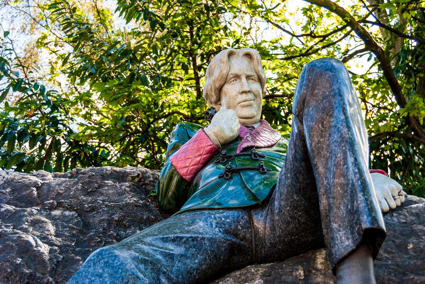 Statue de l'écrivain Oscar Wilde dans le parc Merrion Square - Dublin