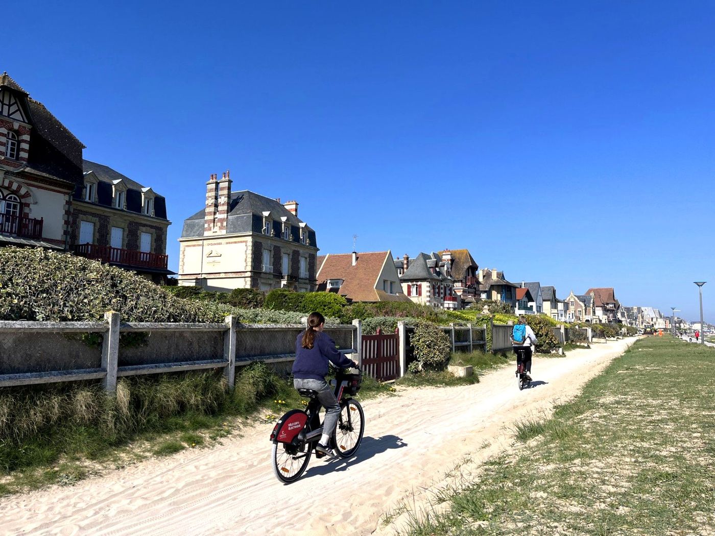Ouistreham - vélo le long de la plage