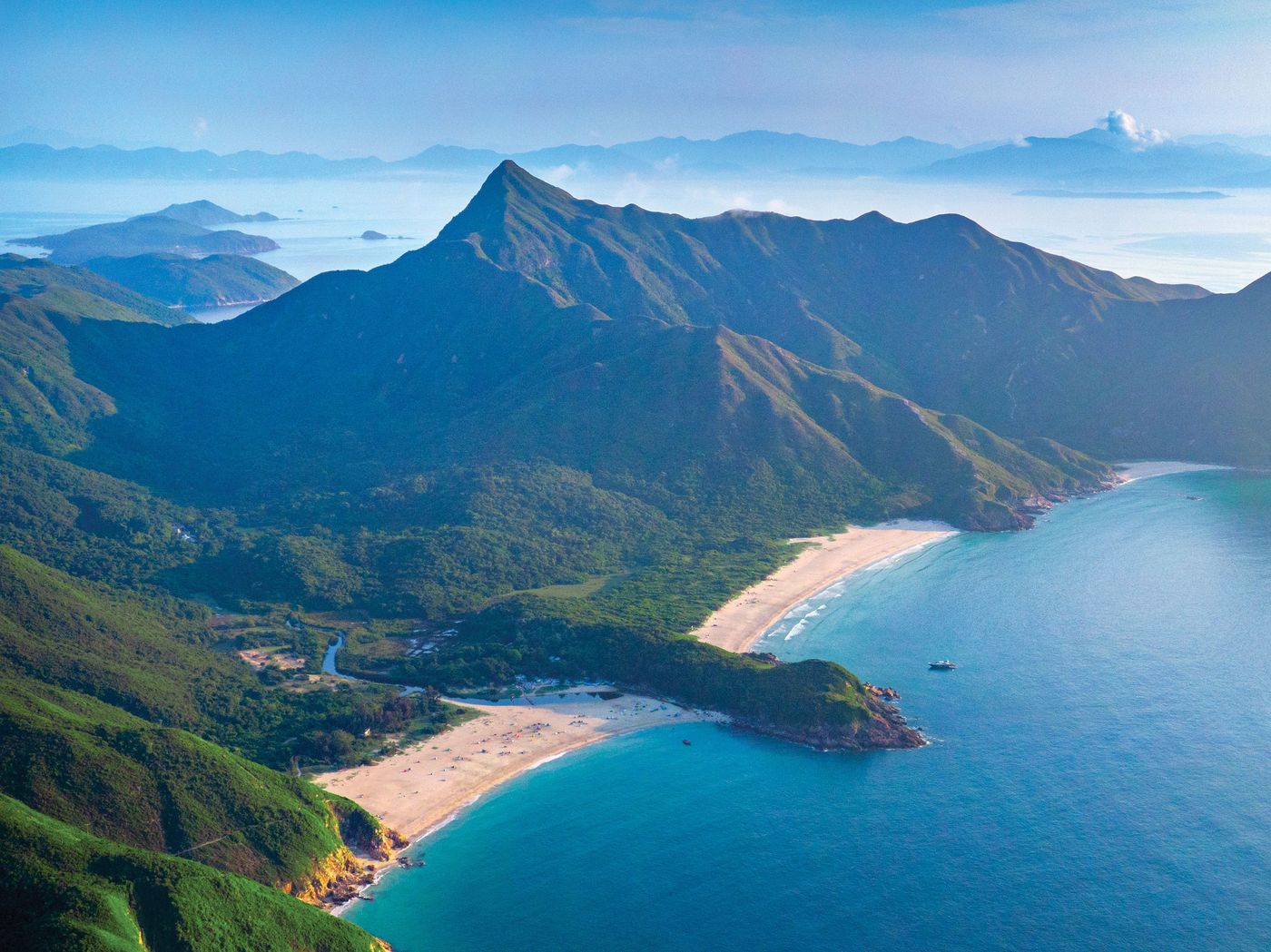 Vue sur la plage de Ham Tin Wan