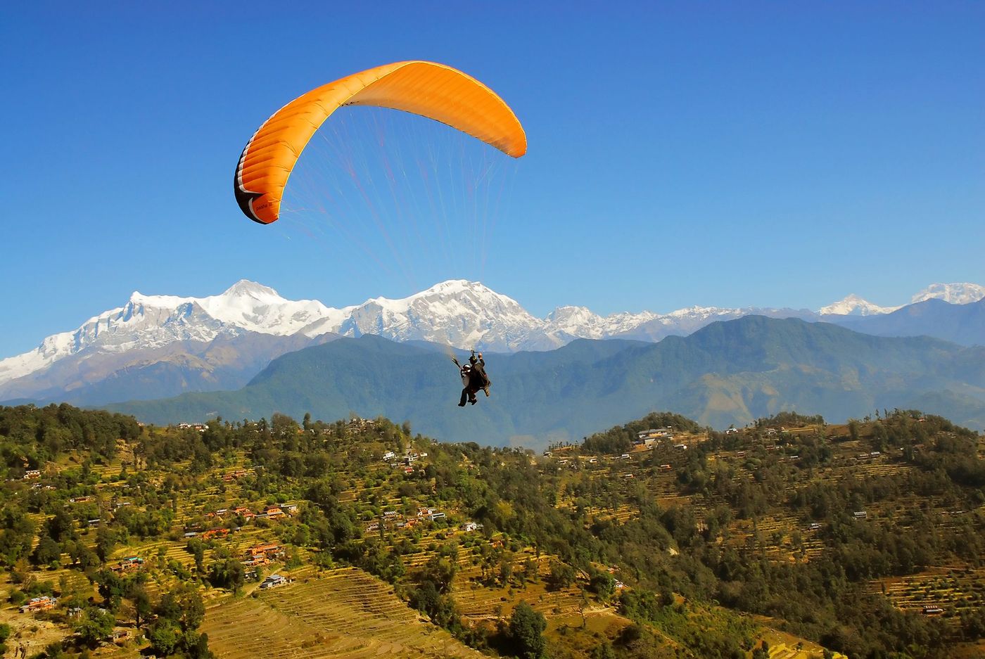 Parapente - chaîne de l’Himalaya