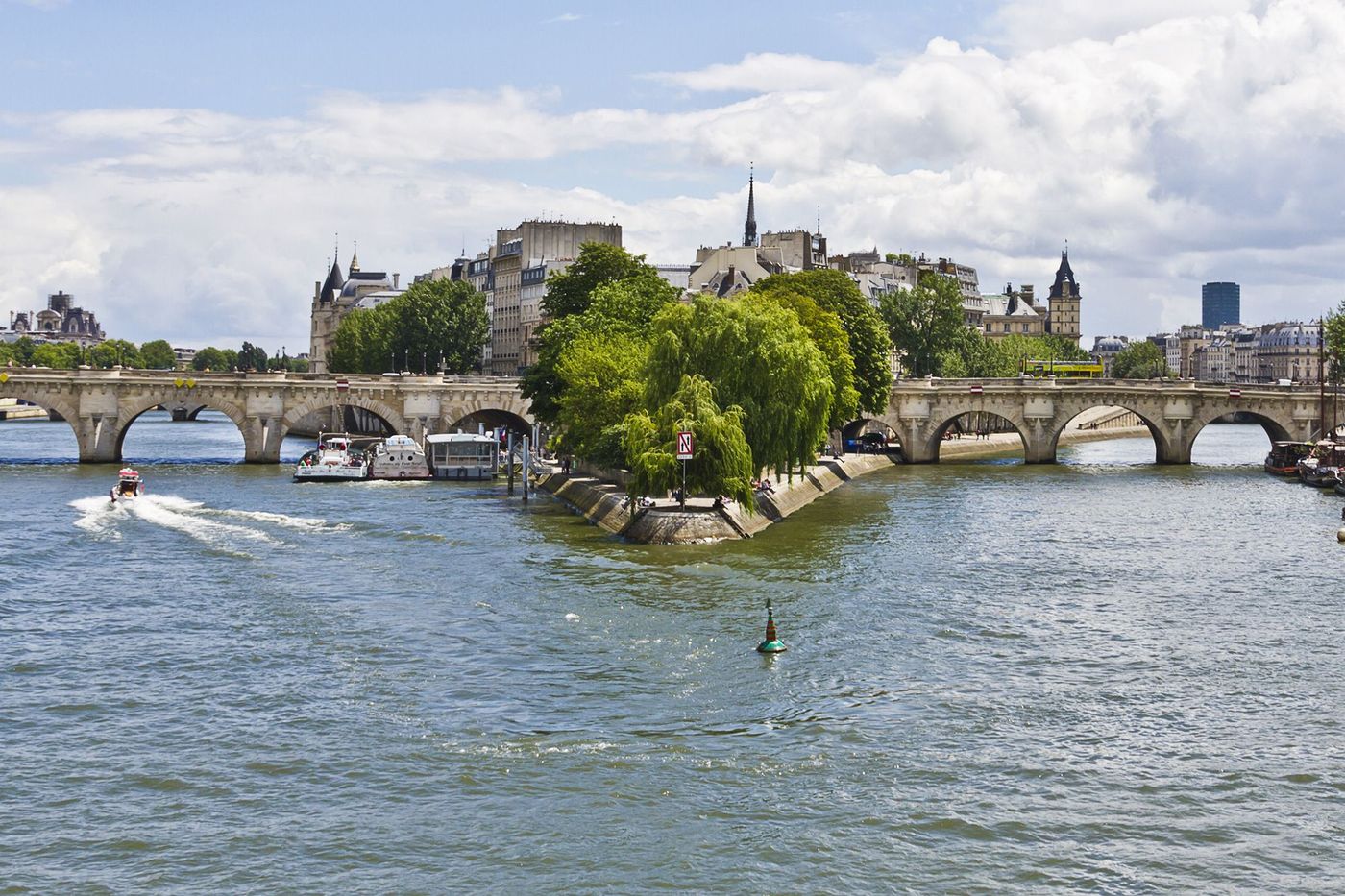 Paris Ile de la Cité Square du Vert-Galant