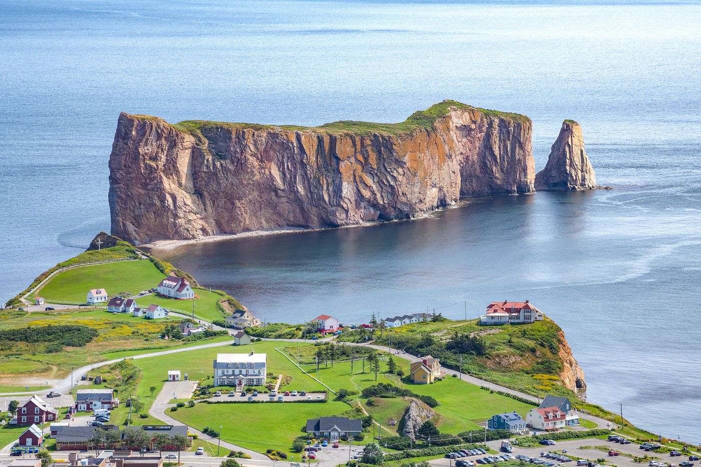 Rocher de Percé et ville de Percé - Québec (Canada)