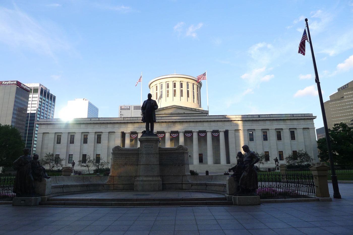 Capitole, avec la statue de McKinley devant