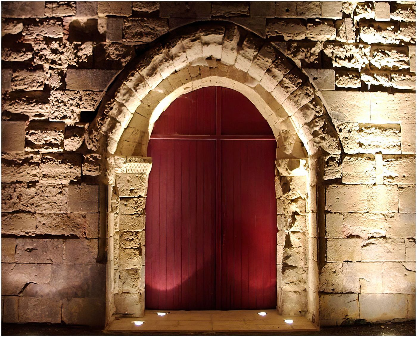 Le portail illuminé de l'église de Saint Hilaire