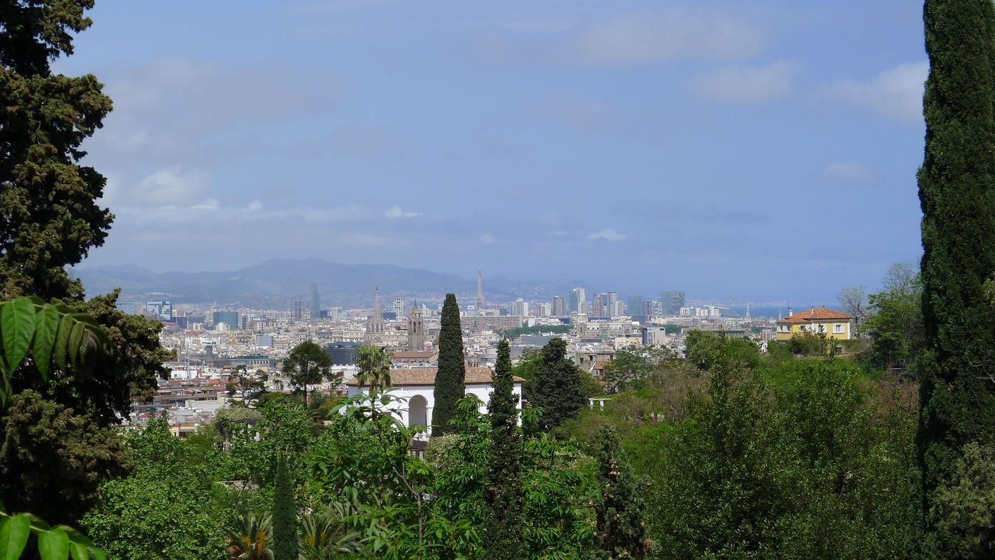 Les toits de Barcelone vus des Jardins de Laribal