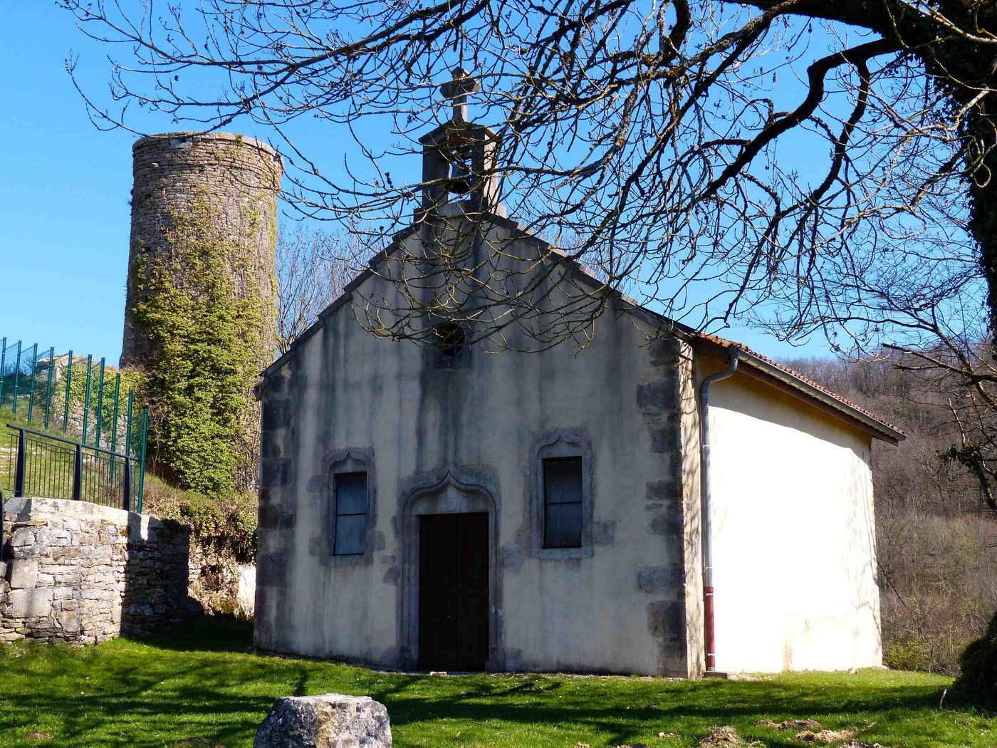 Chapelle et tour du Château de l'Aubépin