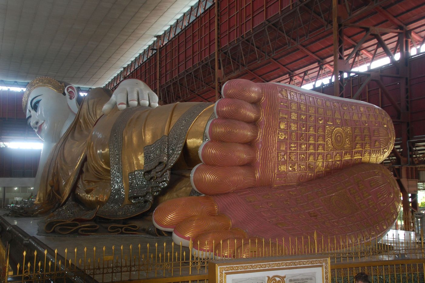 Bouddha couché (70 m de long)