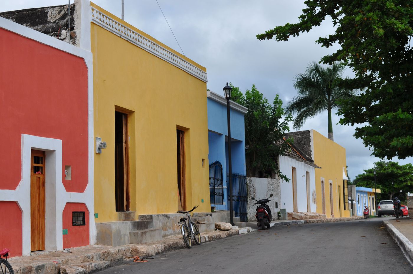 Façades colorées des maisons à Mani