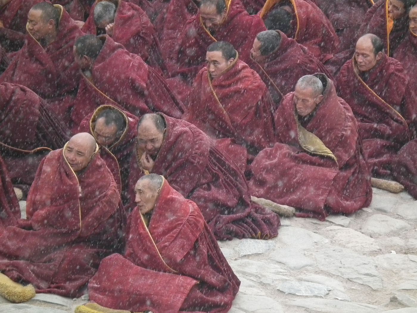 Les moines sous la neige