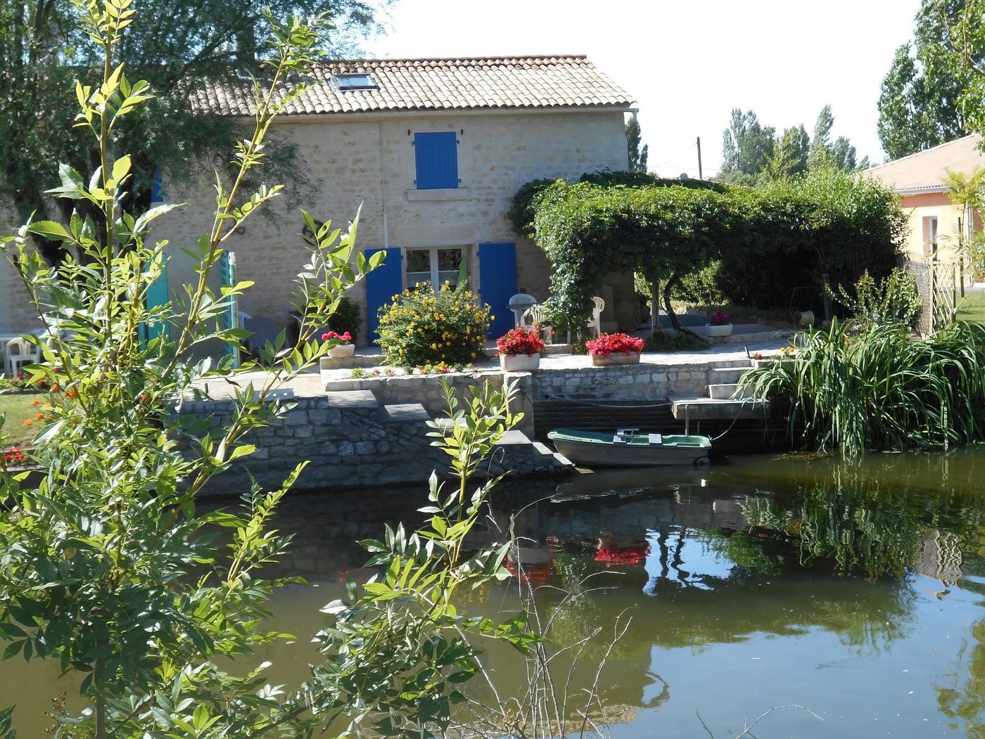 Marais Poitevin gîte de pêche en bord de rivière