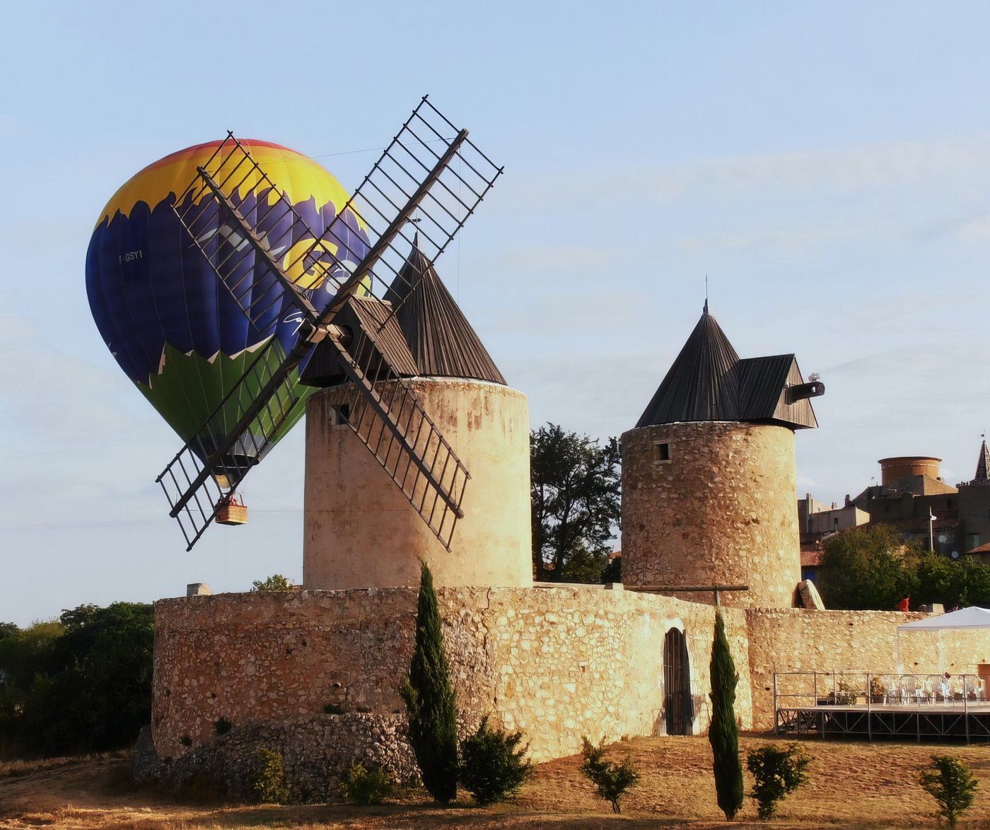 La montgolfière et les moulins