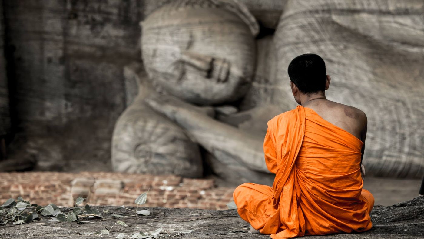 Méditation devant le sanctuaire du roc