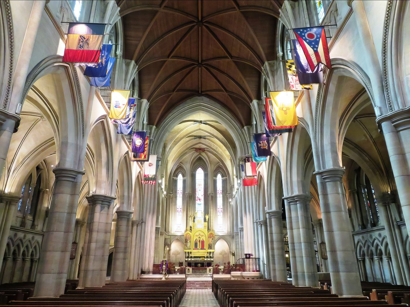 La nef de la cathédrale américaine, Paris
