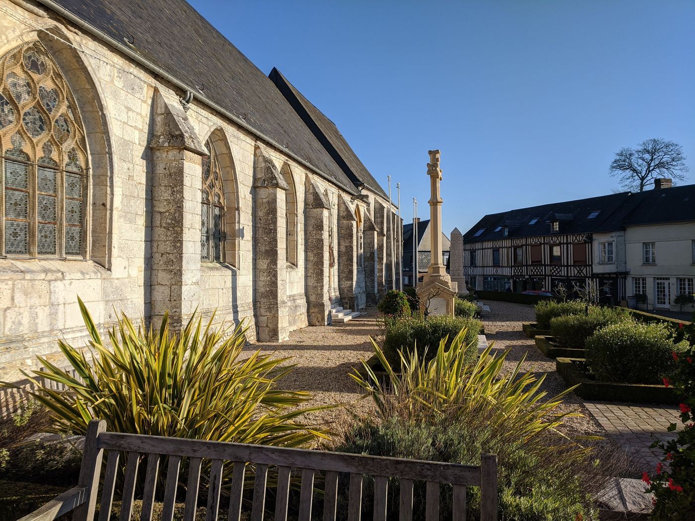 Le long de l'église d'Allouville-Bellefosse