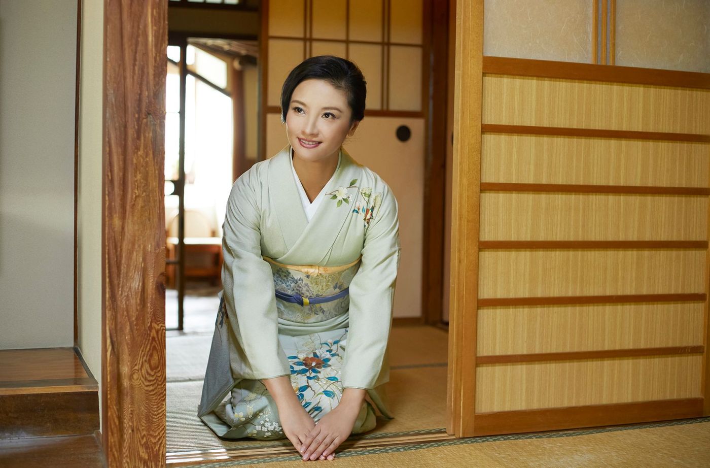 Accueil par l'okami-san (gérante) dans un ryokan
