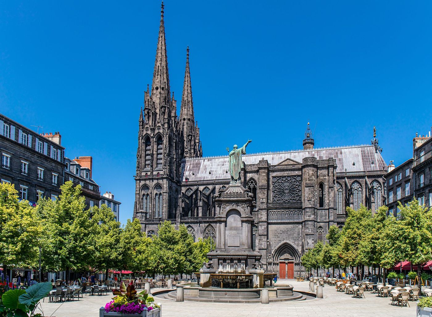 Place de la Victoire - cathédrale Notre-Dame-de-l'Assomption - Clermont
