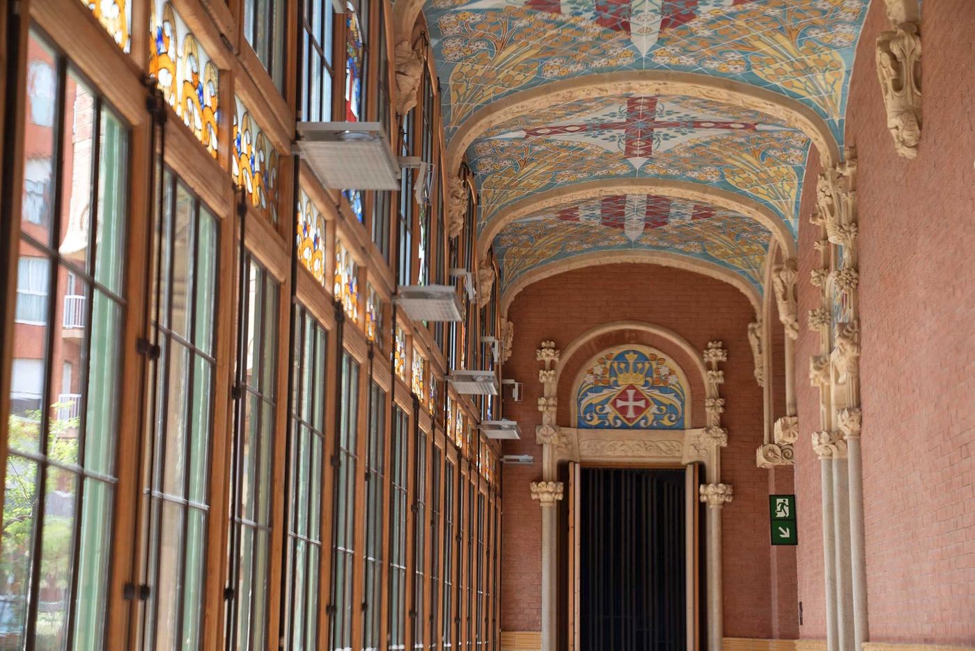 Plafond céramique et galerie - Hôpital de la Santa Creu i Sant Pau