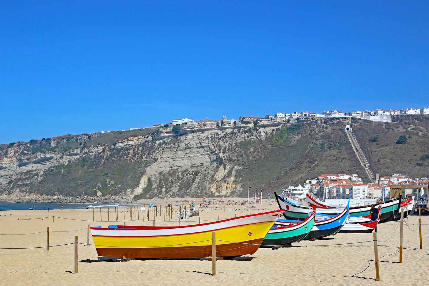 Plage de Nazaré et barques de pêche