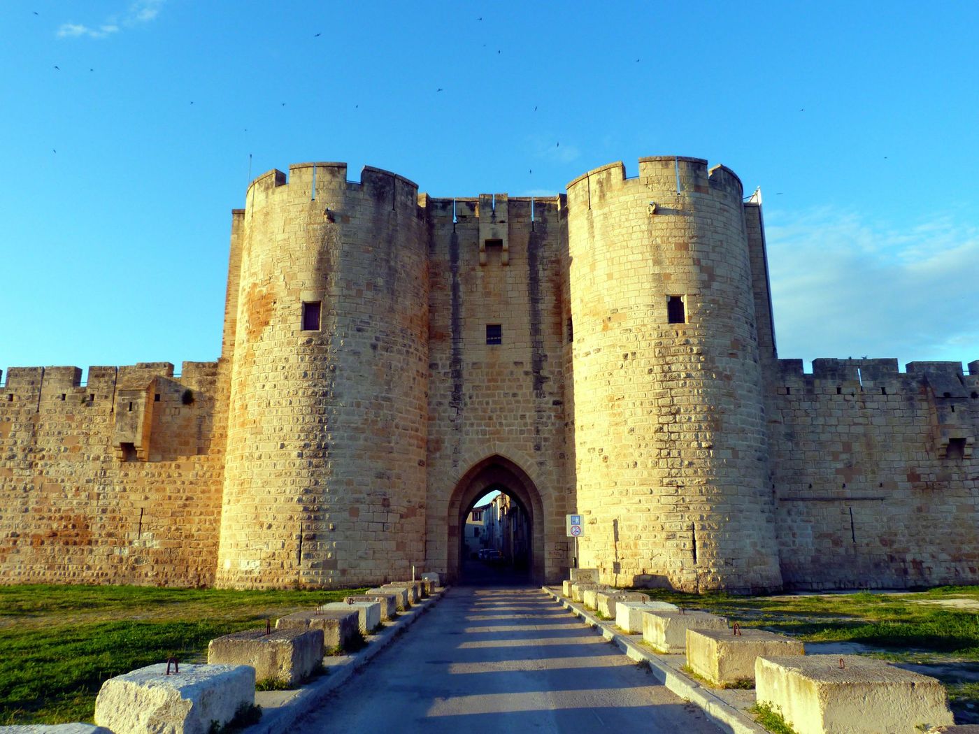 Porte dans remparts à Aigues-Mortes
