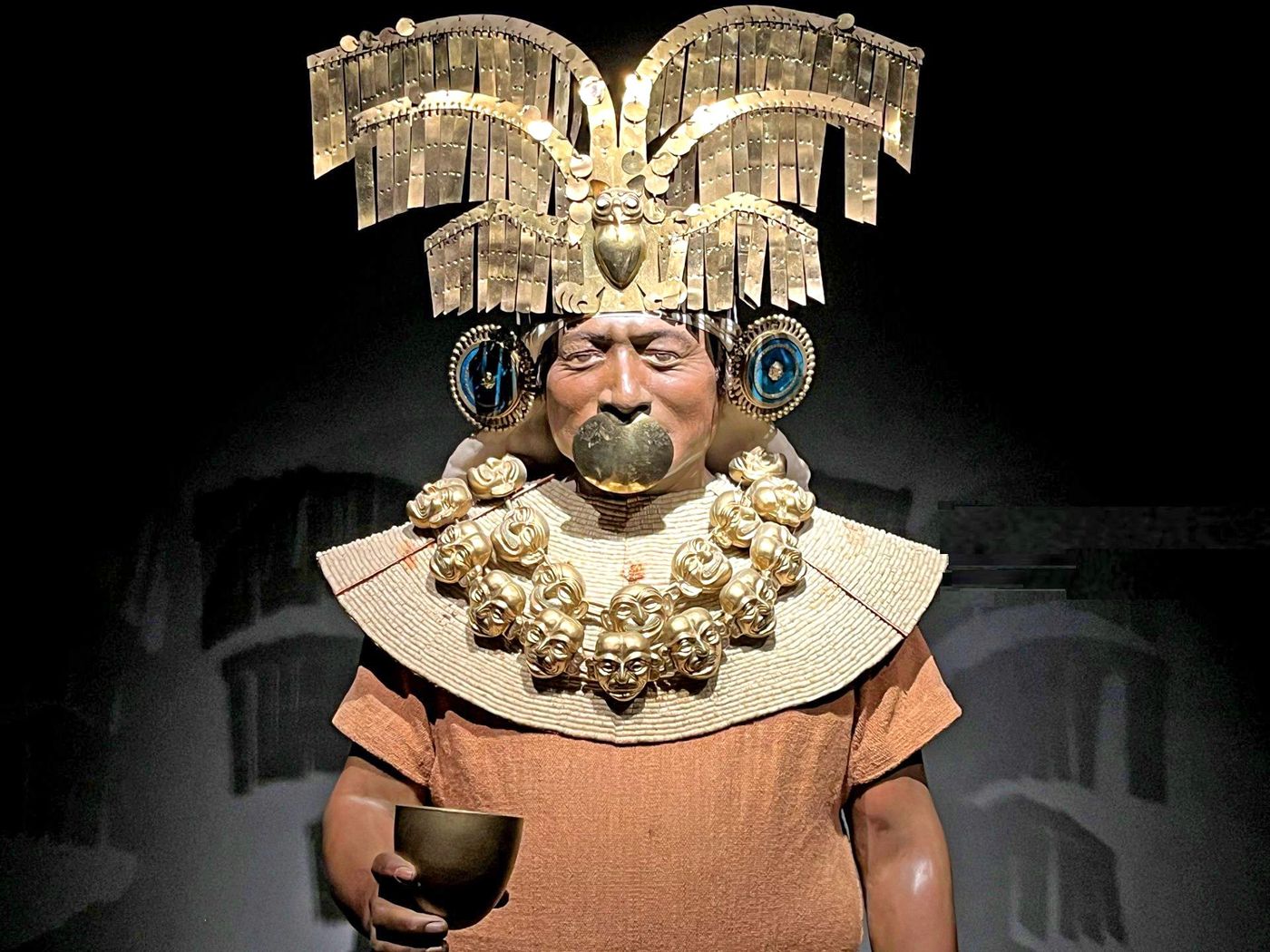 prêtre en tenue d’apparat