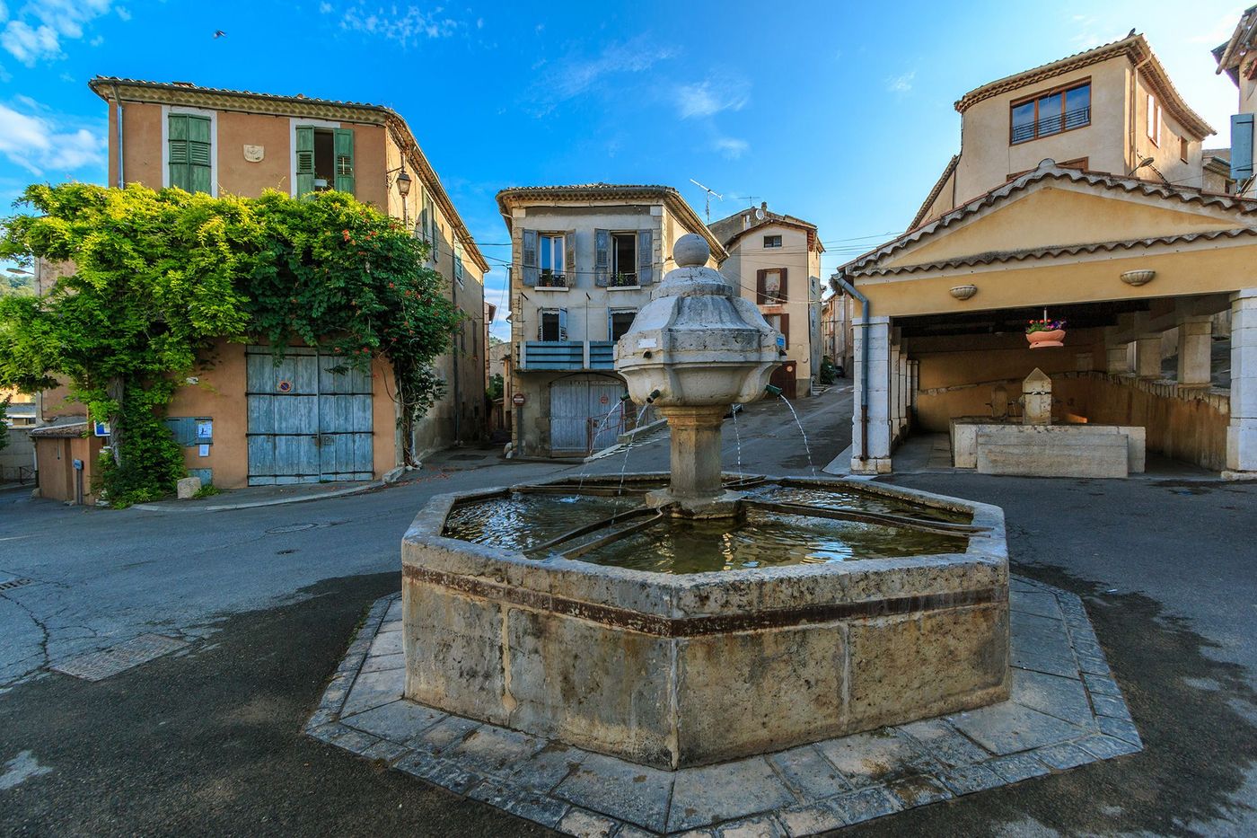 Provence Riez Lavoir et fontaine près de la Porte Saint-Sols