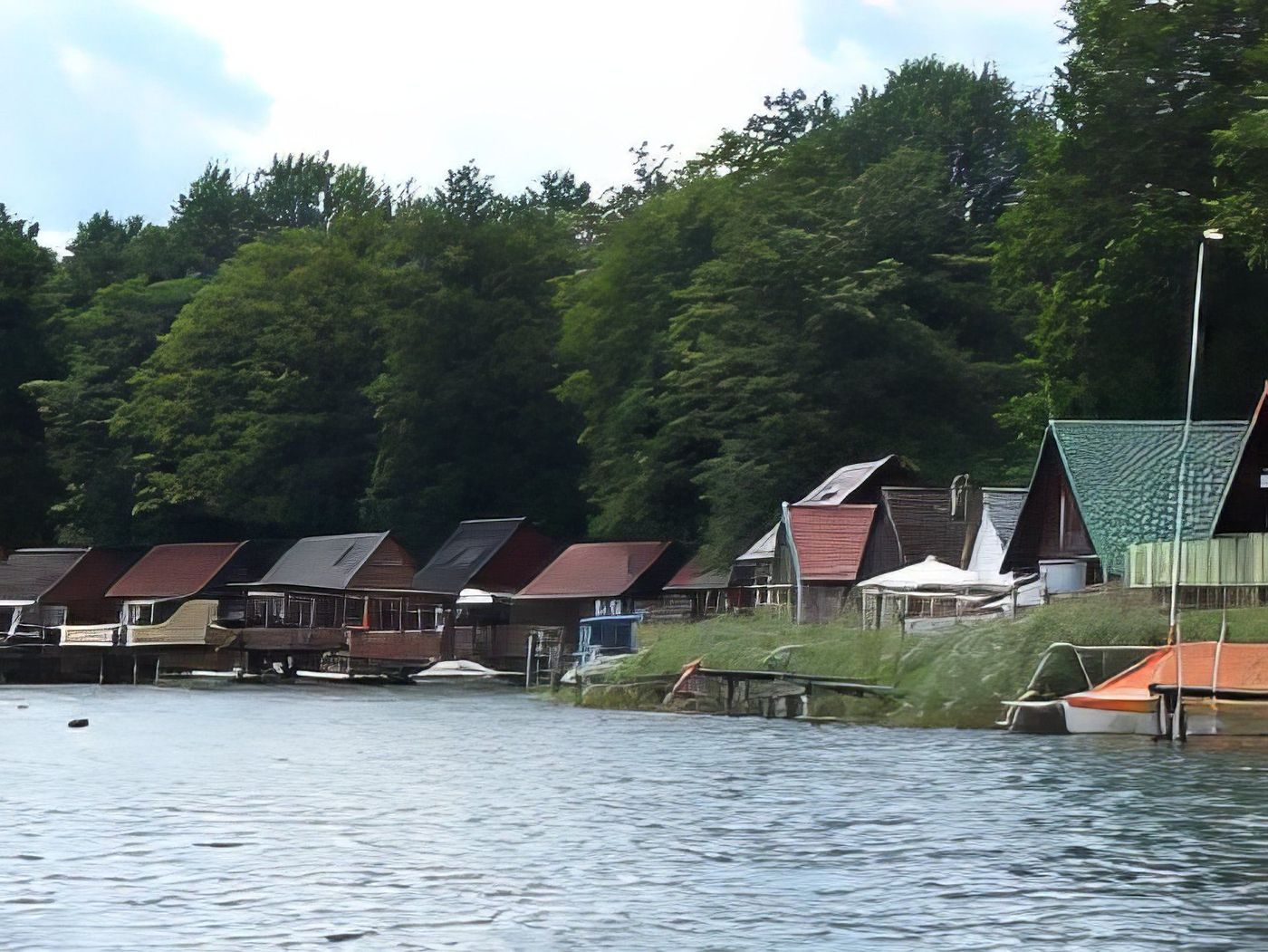 Lacs du Mecklembourg, petites maisons de vacances les pieds dans l'eau...