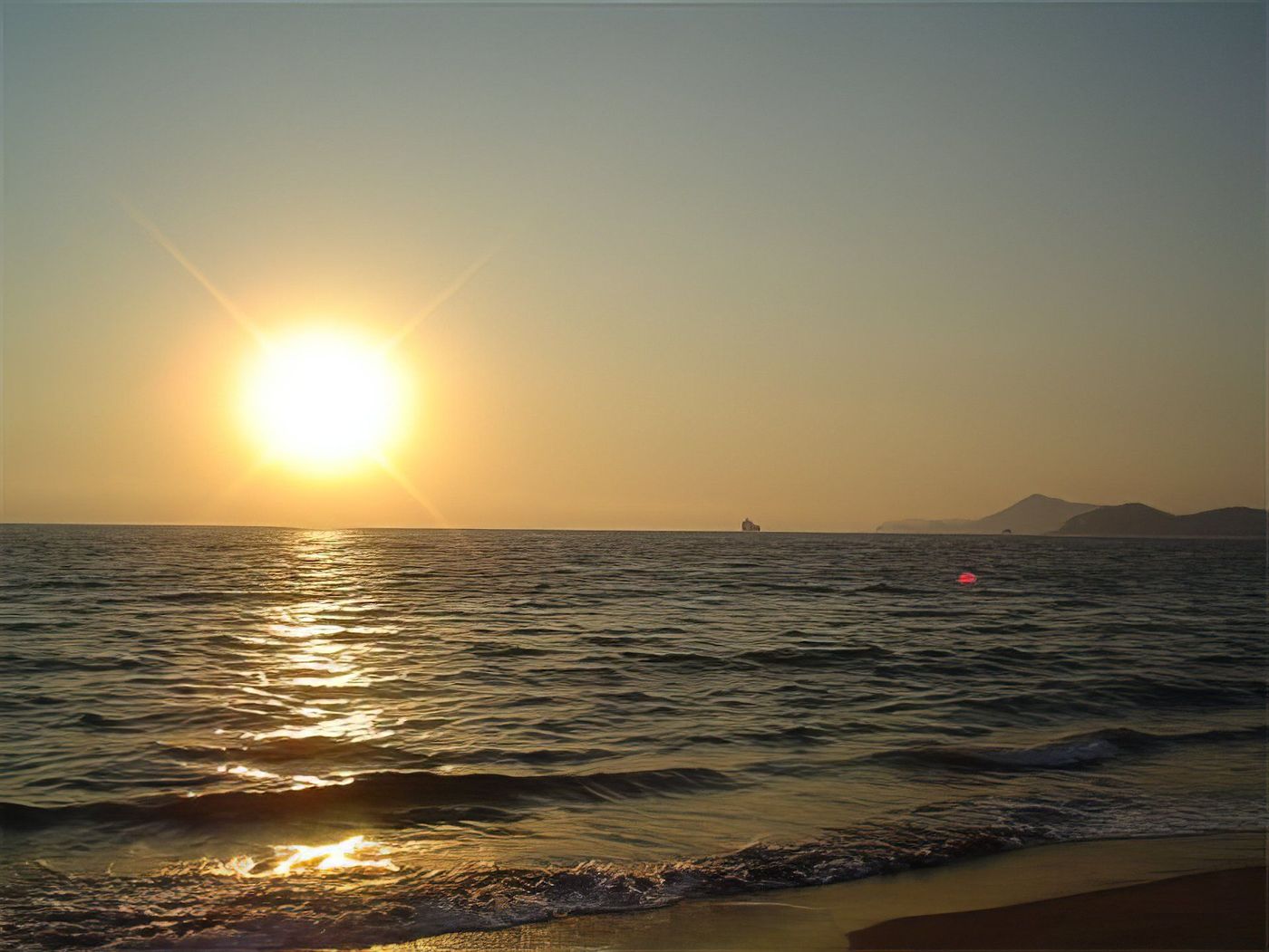 Bateau sur la mer au soleil couchant
