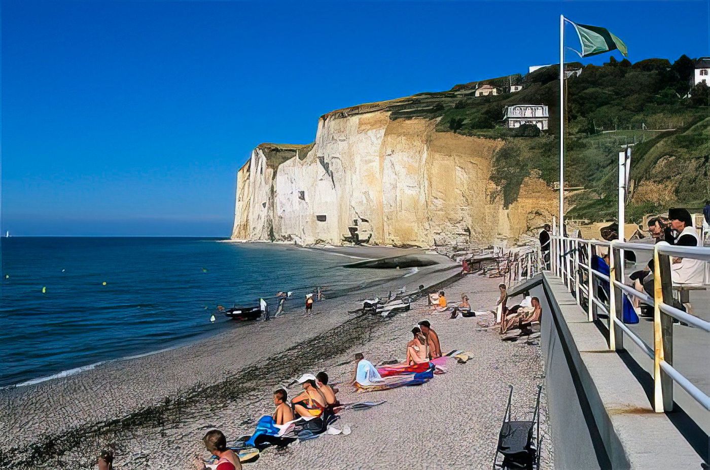 Falaise et plage, St-Pierre-en-Port