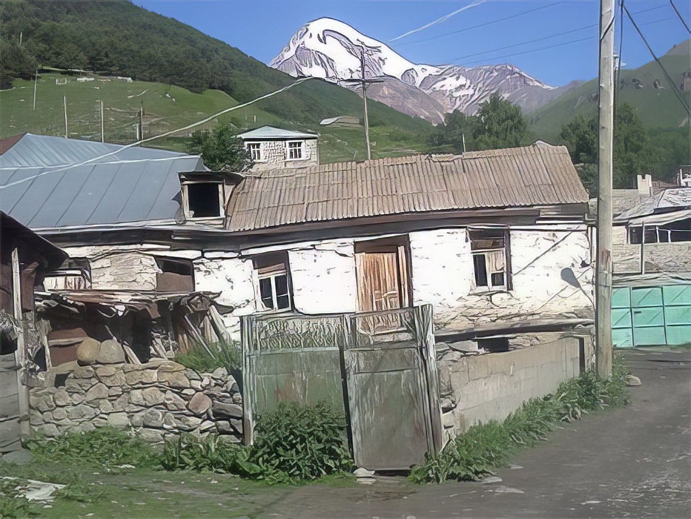 Au fond le mont Kazbek (5047m) à la frontière russe