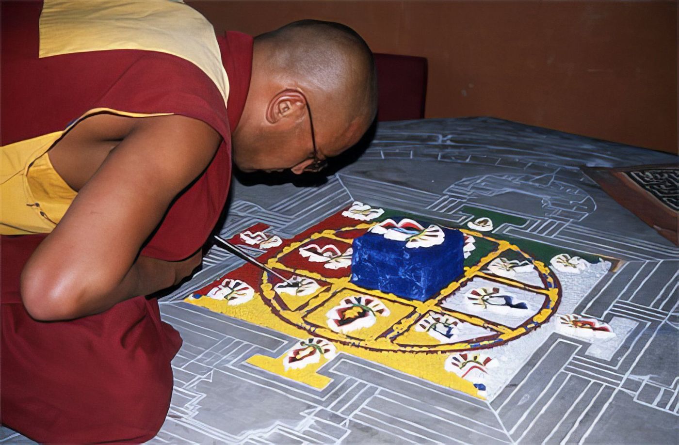 Fabrication d'un mandala au Monastère de Sumur