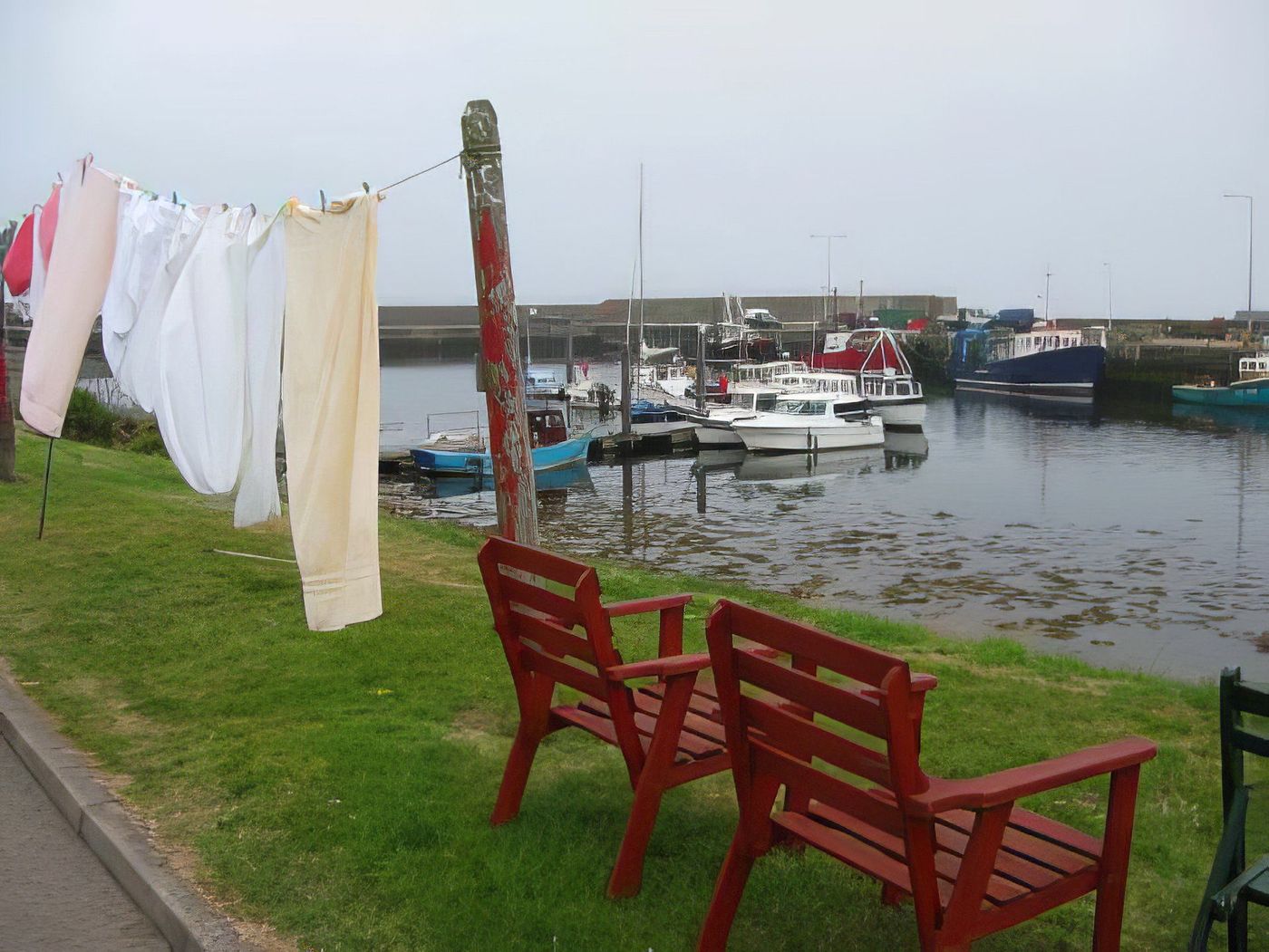 Port de pêche paisible un dimanche matin